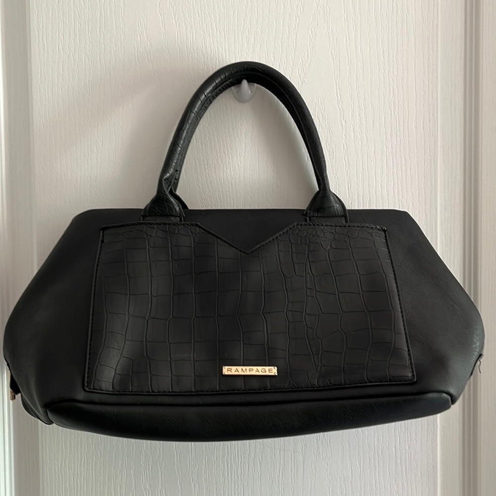 🖤 Chic Handbag with Faux Croc Details 🖤